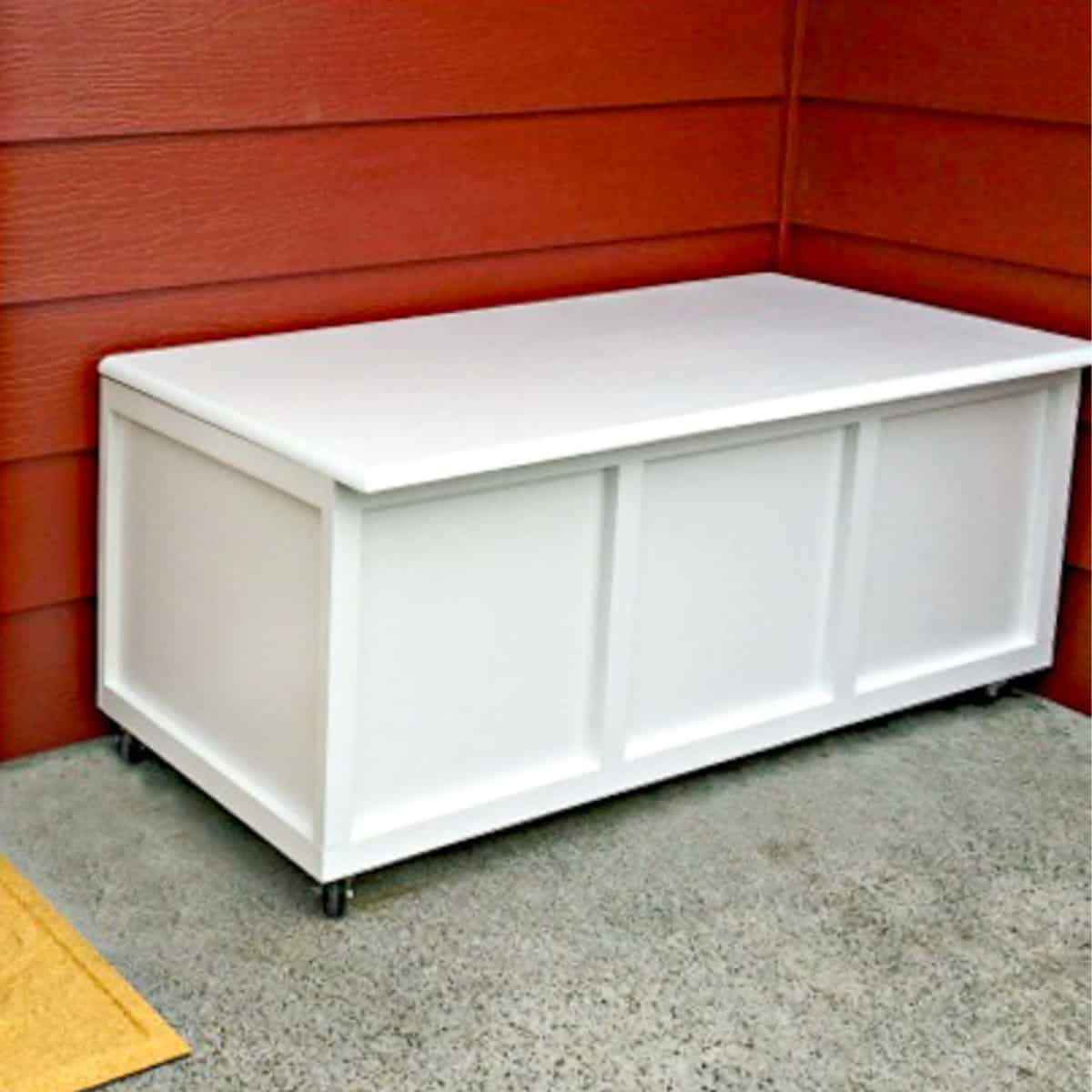 https://www.thehandymansdaughter.com/wp-content/uploads/2015/10/DIY-storage-bench-with-hinged-lid-featured-image.jpeg