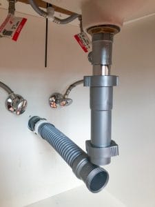 How to Install a Flexible Waste Pipe When the Drain Doesn't Line Up ...