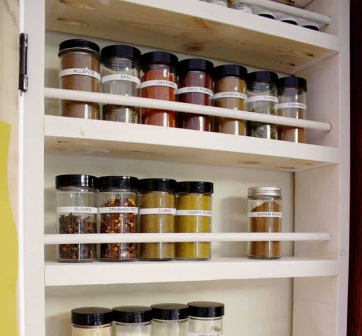 La imagen puede contener: interior  Kitchen spice racks, Diy kitchen  storage, Kitchen design