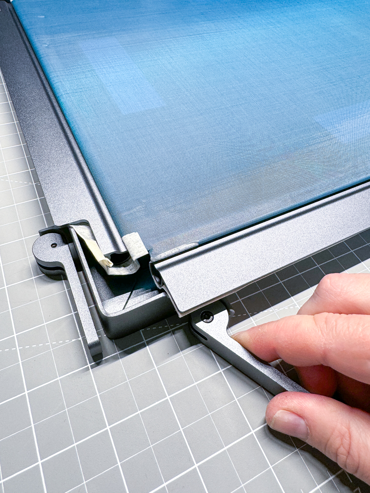 closing the latches on the screen printing frame